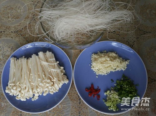 蒜香四溢，滑嫩爽口——蒜蓉粉絲金針菇的家常做法